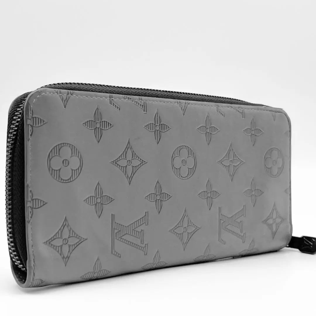 Cartera vertical larga con cremallera Monogram Shadow de Louis Vuitton