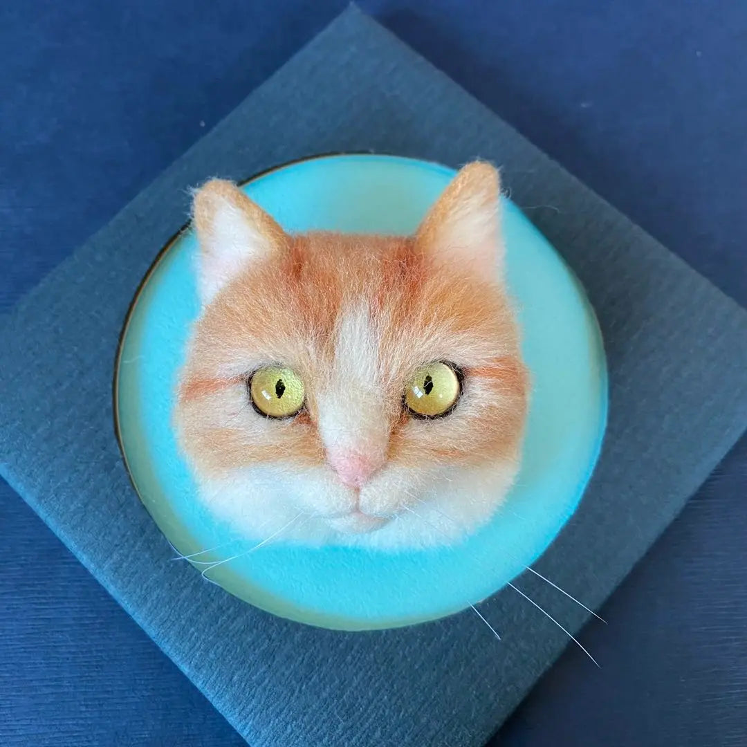 Broche de gato de fieltro de lana, un simpático munchkin