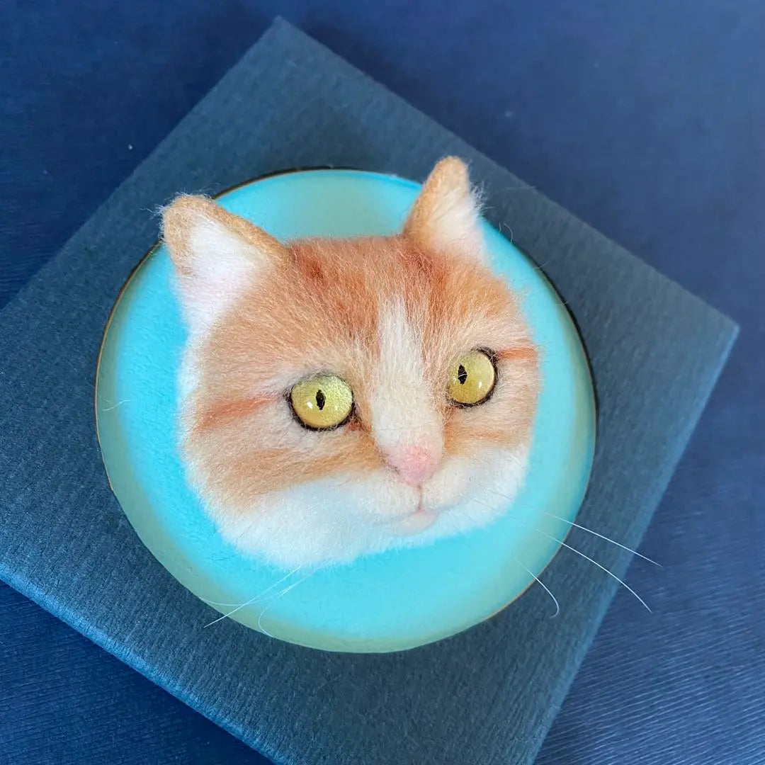 Broche de gato de fieltro de lana, un simpático munchkin