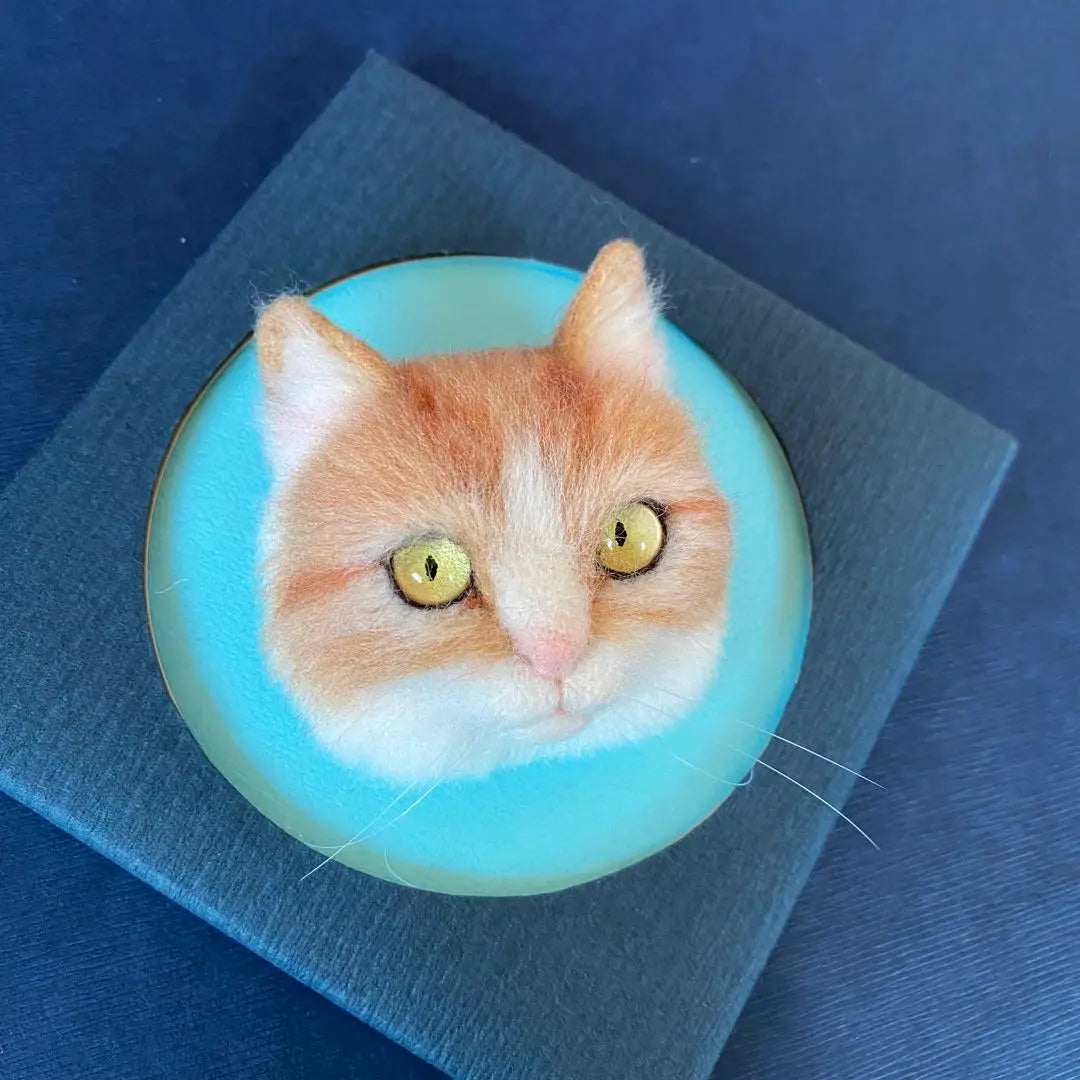 Broche de gato de fieltro de lana, un simpático munchkin