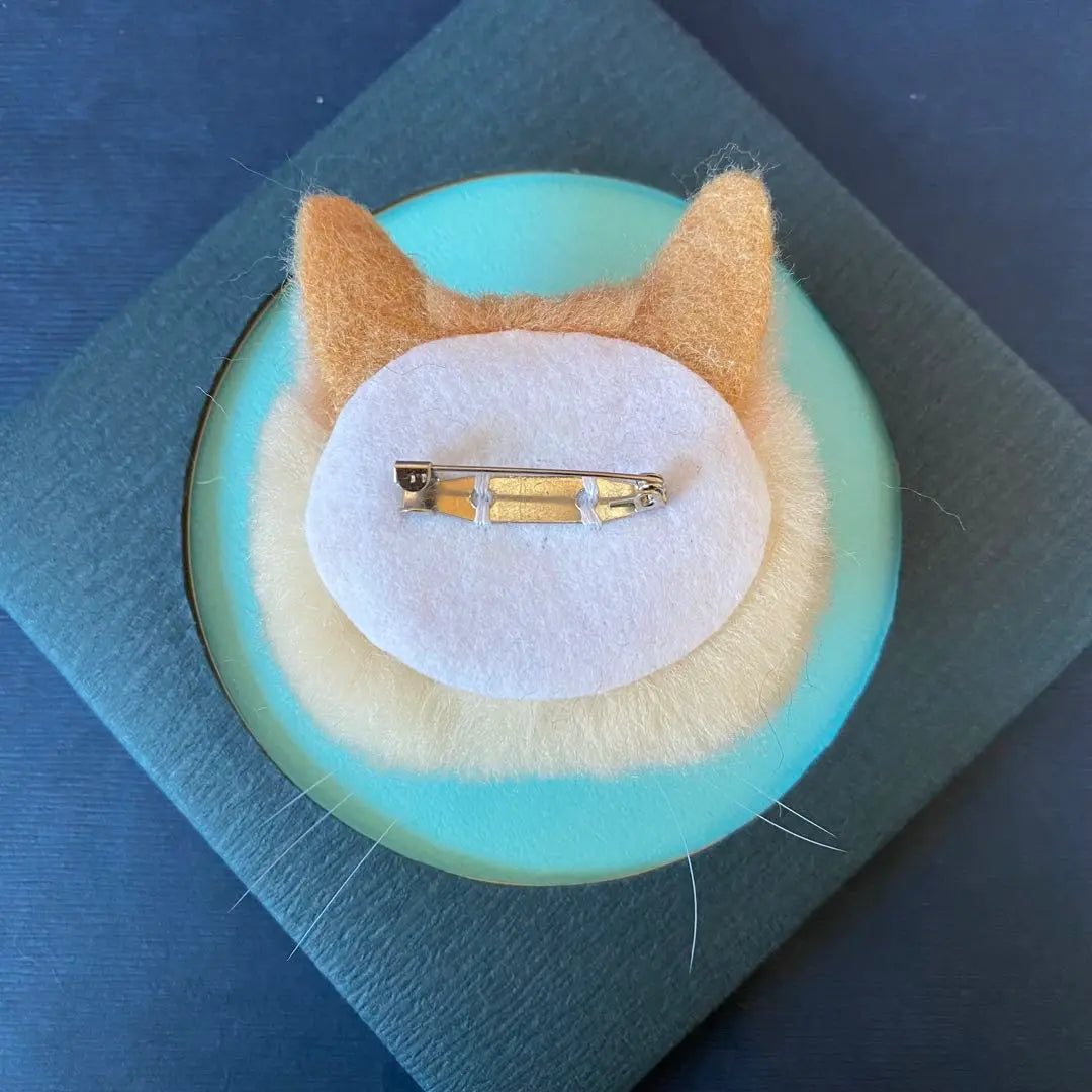 Broche de gato de fieltro de lana, un simpático munchkin