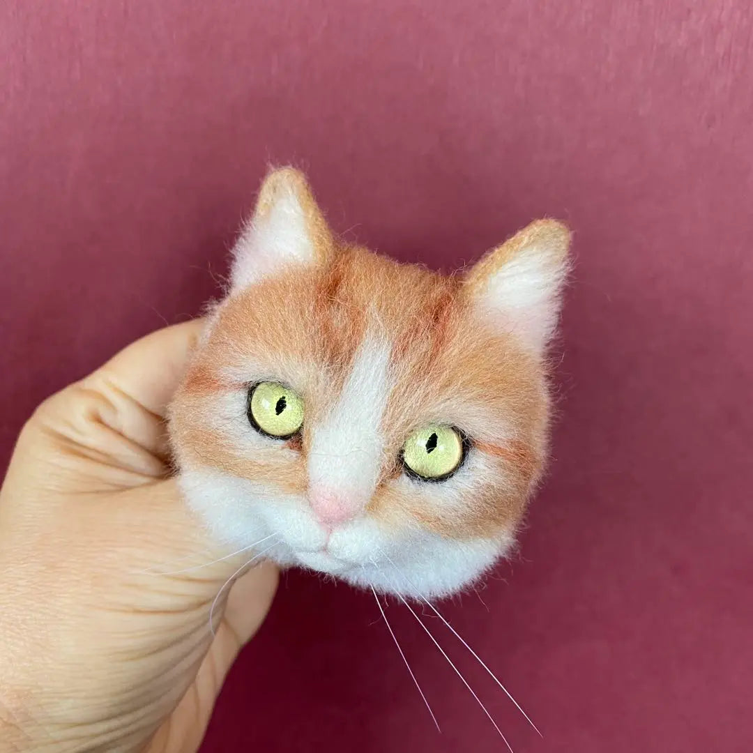 Broche de gato de fieltro de lana, un simpático munchkin