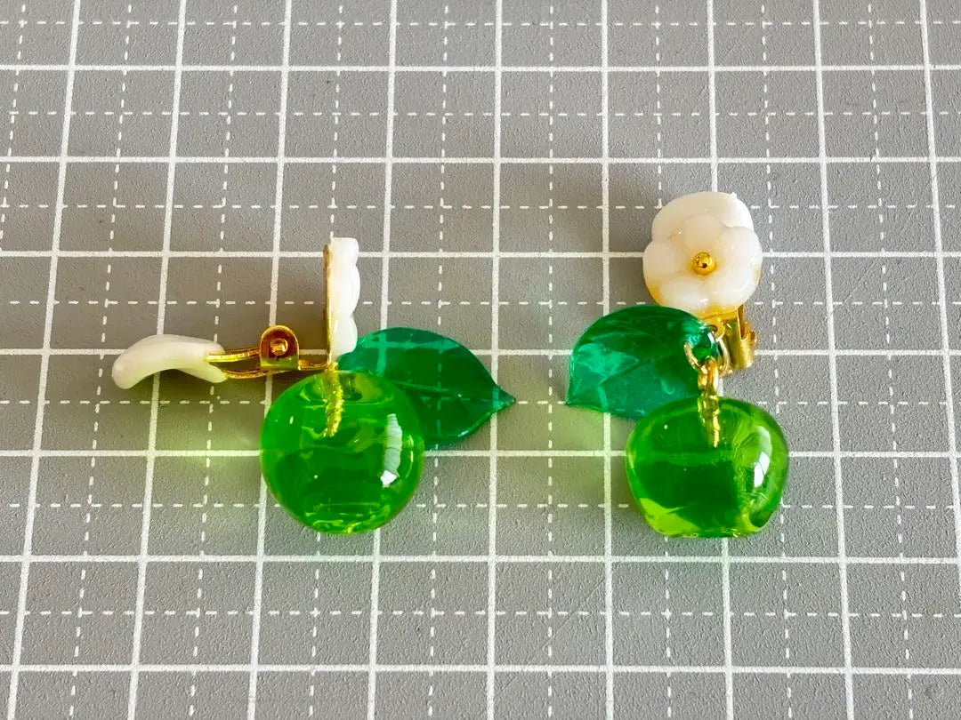 [Handmade] A-58 Resin Green Apple Earrings