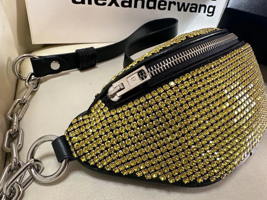 Bolso mini con diamantes de imitación y diseño tipo riñonera de Alexander Wang en color amarillo