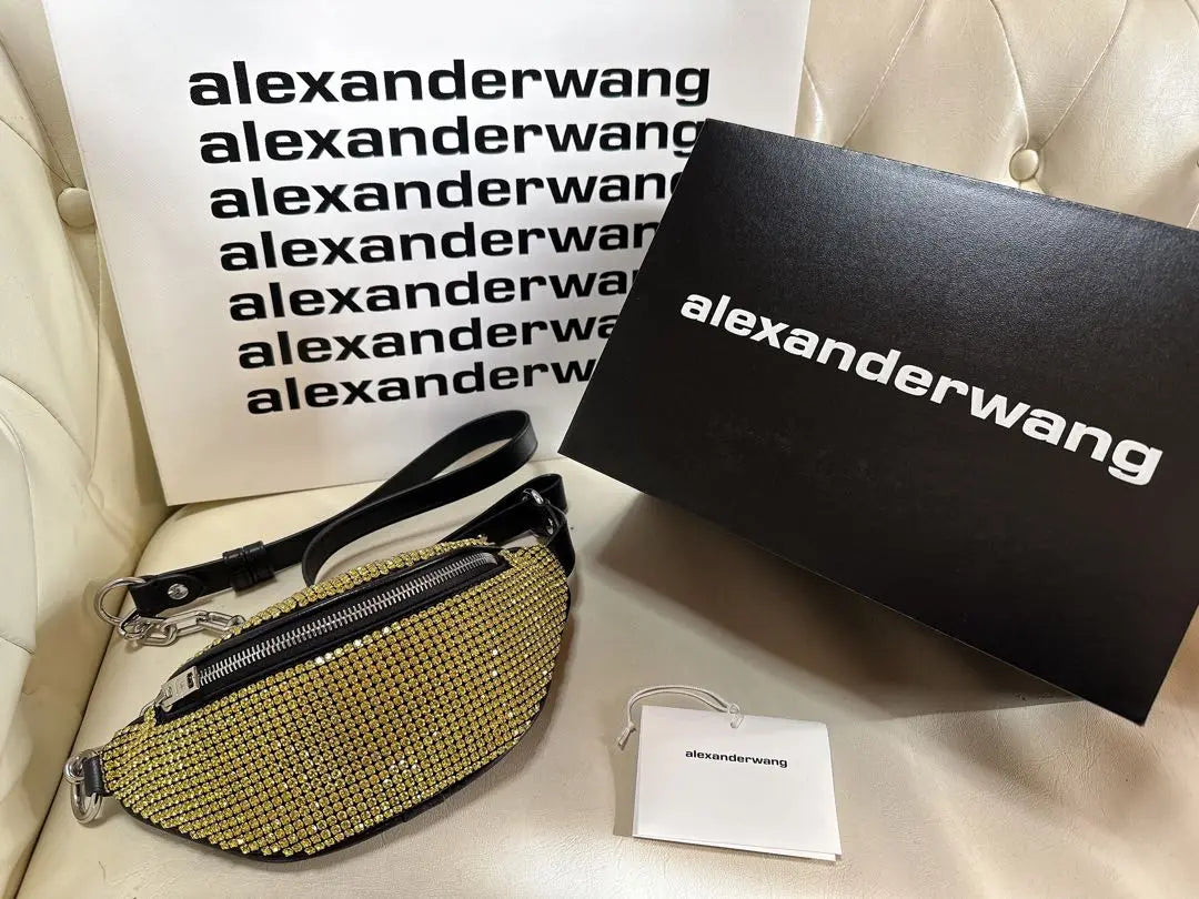 Bolso mini con diamantes de imitación y diseño tipo riñonera de Alexander Wang en color amarillo