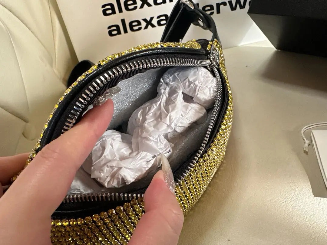 Bolso mini con diamantes de imitación y diseño tipo riñonera de Alexander Wang en color amarillo