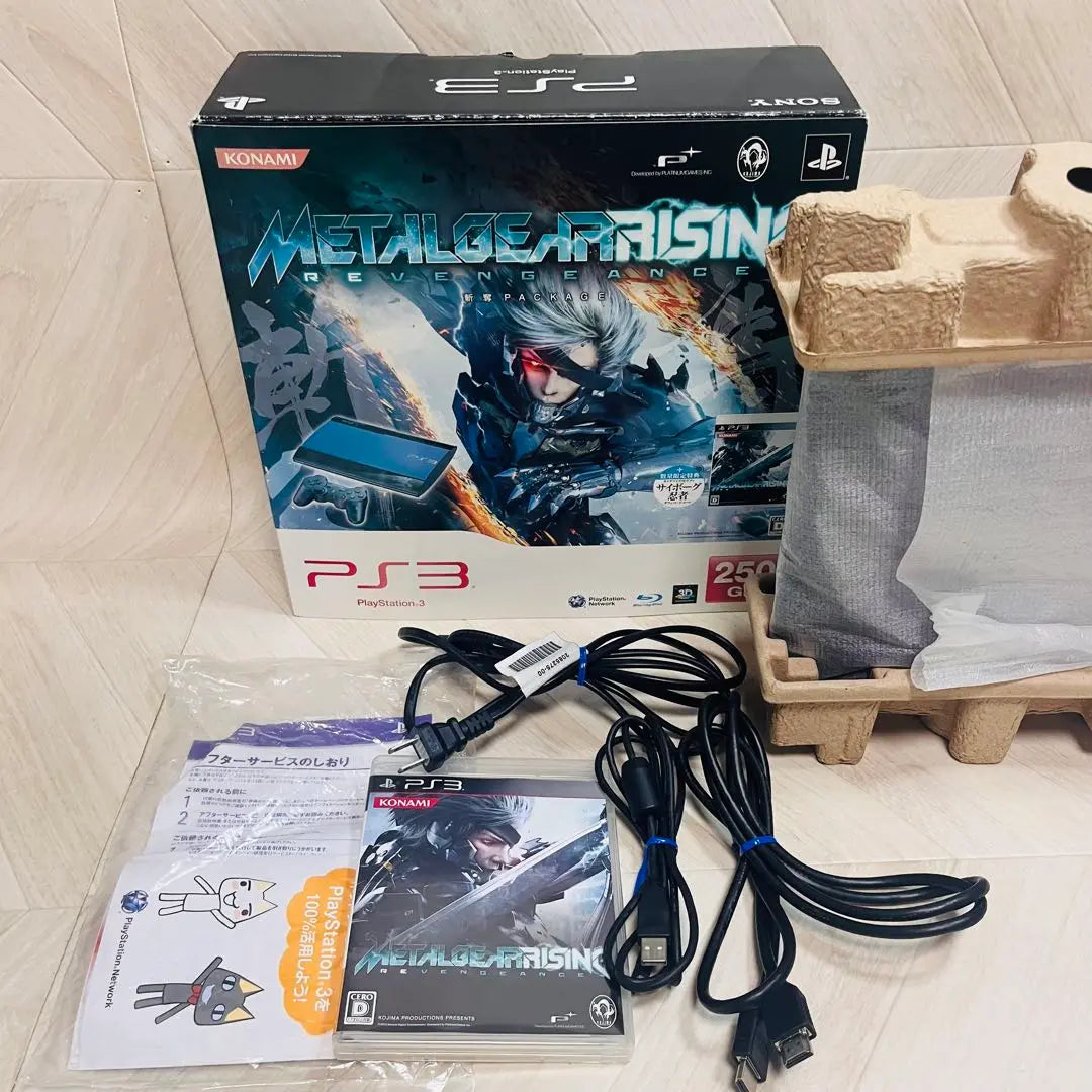 PS3 Body Metal Gear Rising con caja modelo revisada | PS3 本体 メタルギア ライジング リベンジェンス 斬奪モデル 箱付き