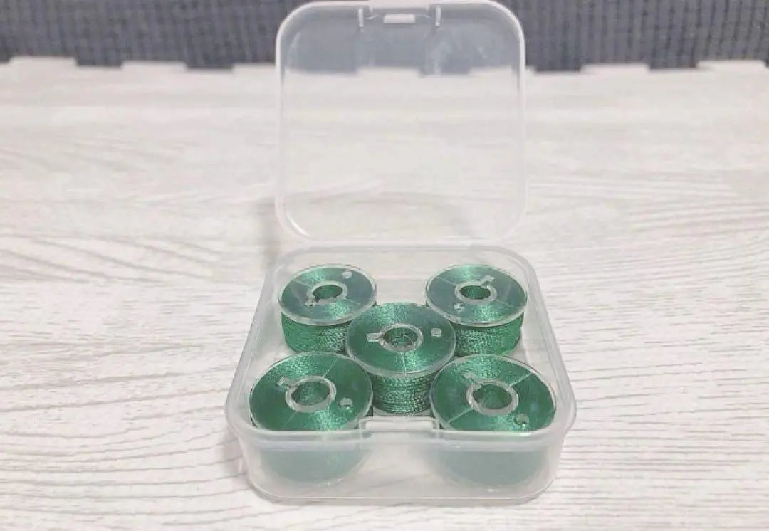 ❤️ 1 set of 5 pre-wrapped bobbin thread with storage plastic case, embroidery sewing thread