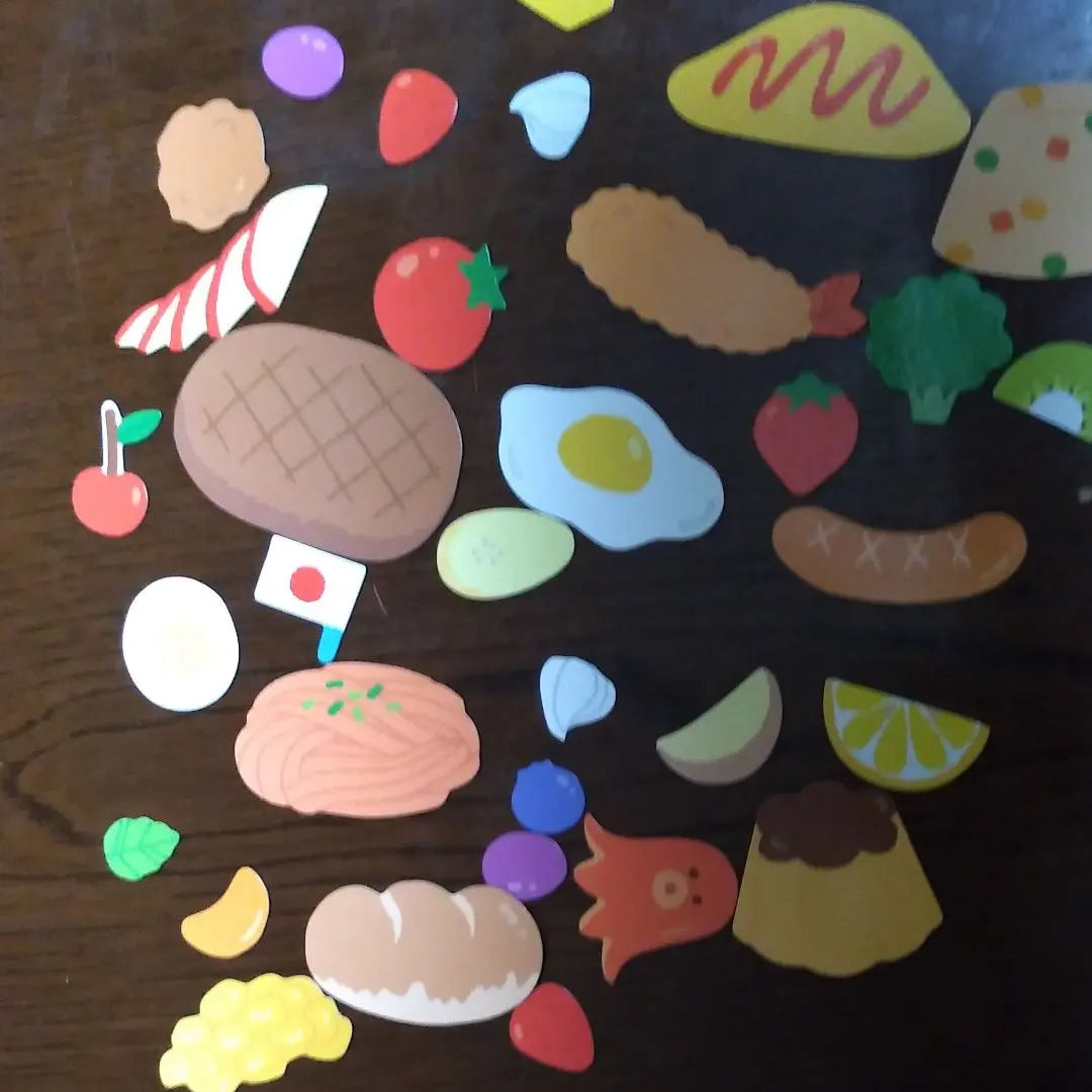 Flat food with magnets