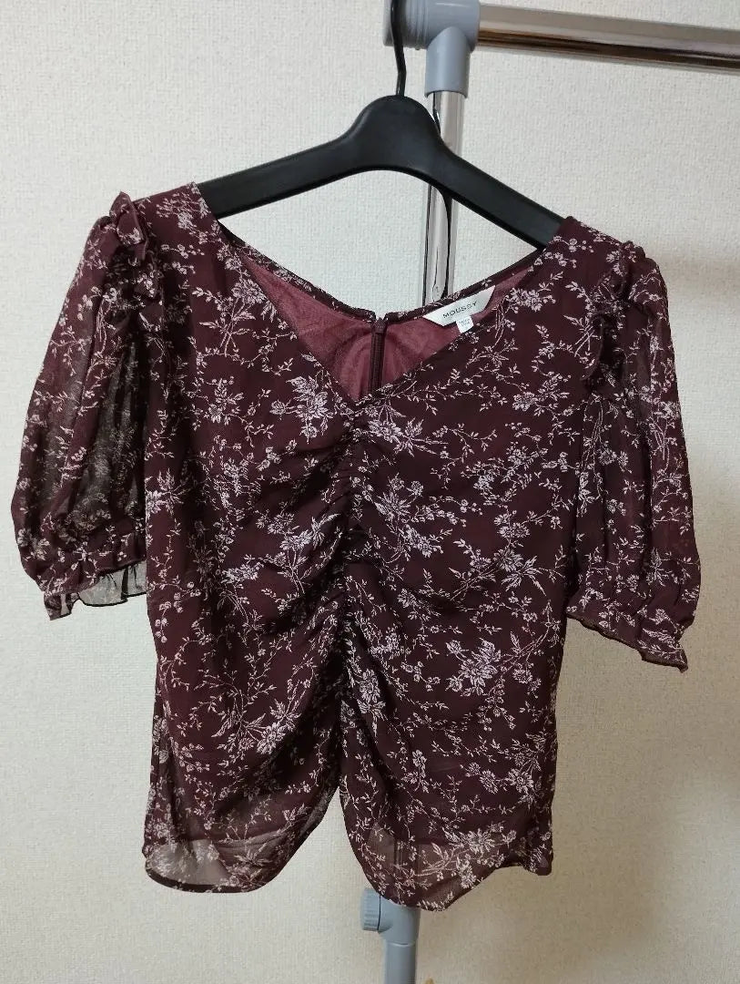 MOUSSY★Tops de manga corta con estampado floral