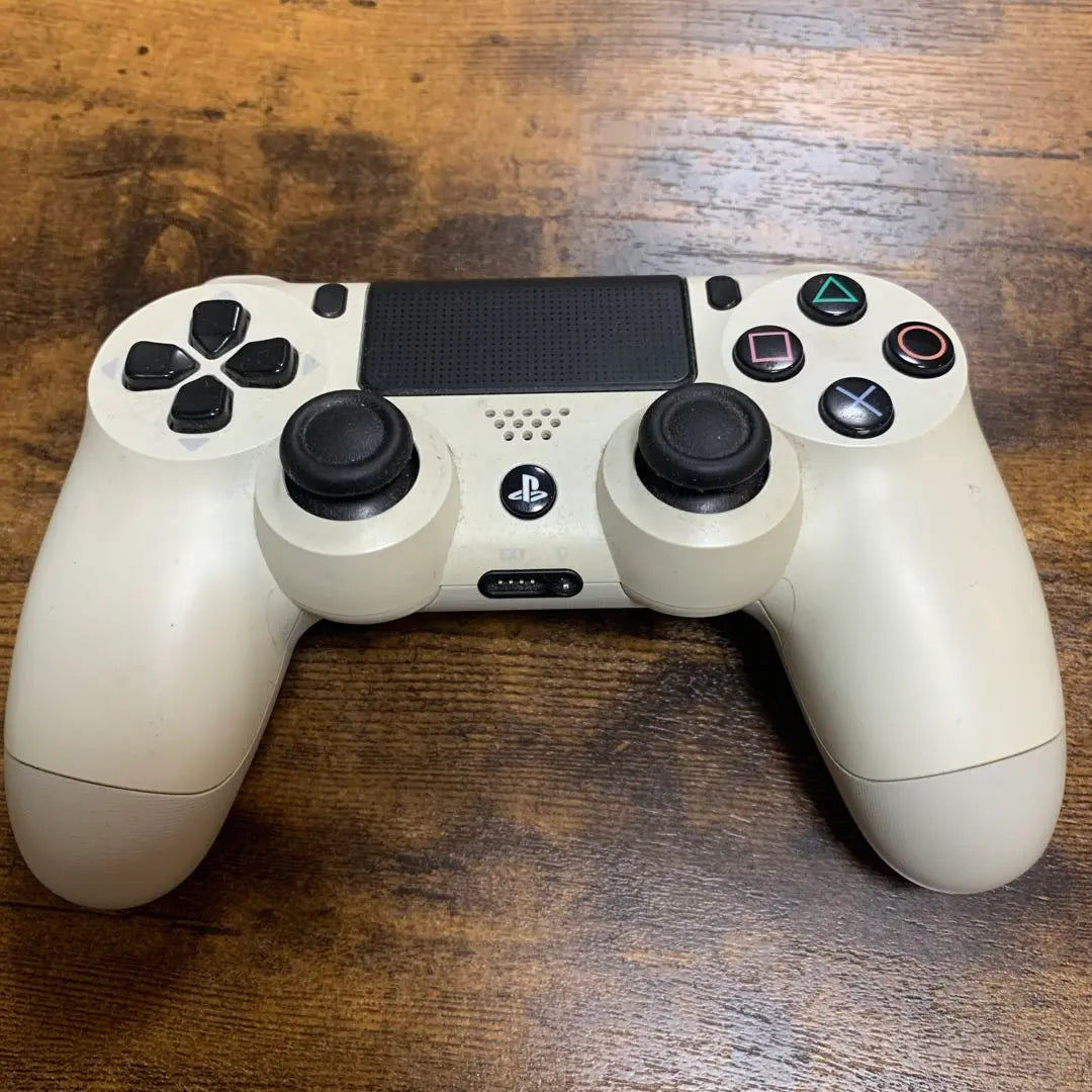 SONY PS4 Cuerpo y mando en color blanco