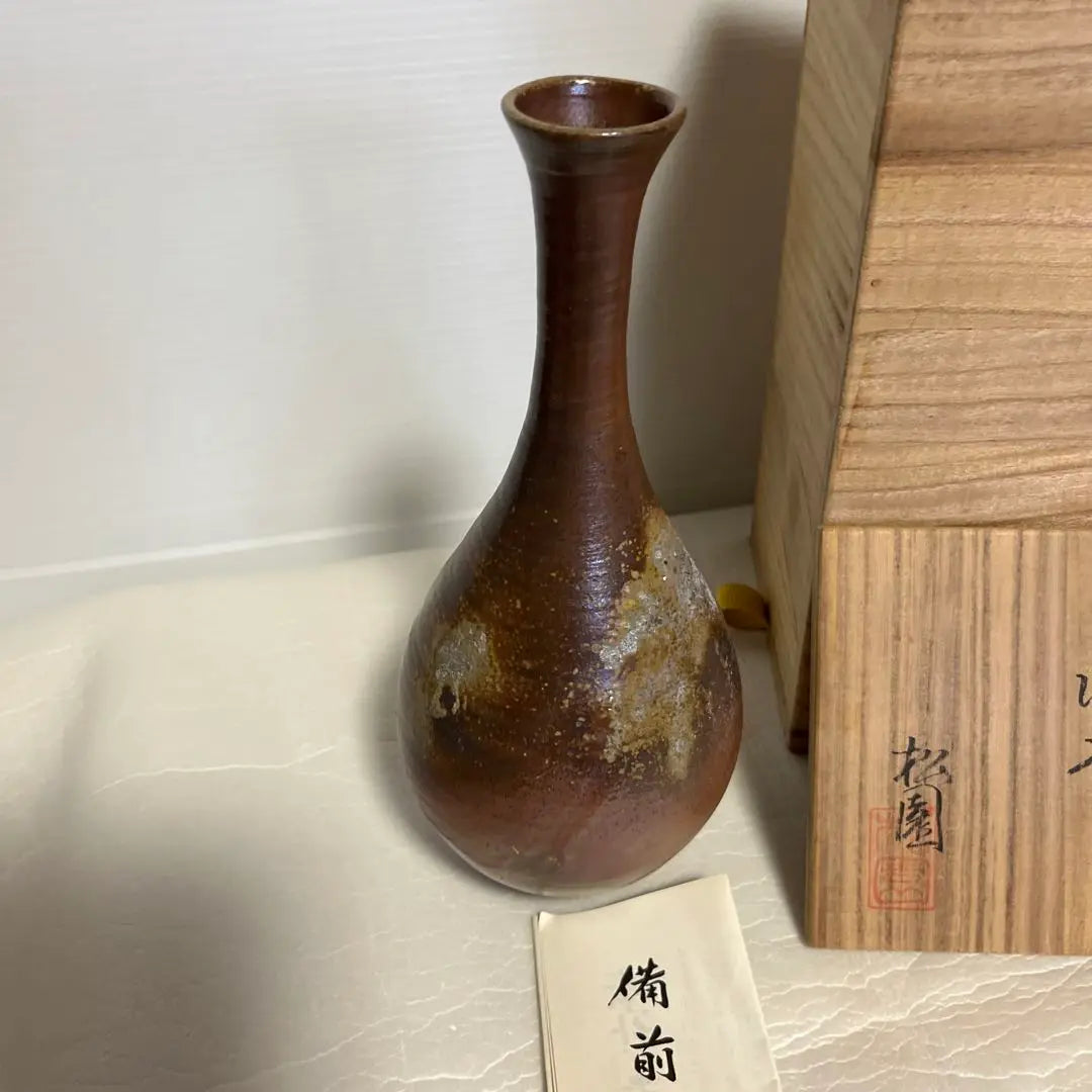 Bizen ware pottery Matsuen vase in a misty box