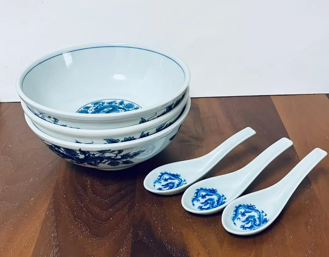 Tamakaze Ceramic Garden Ramen Donburi & Long Long Boule 3 Ai Ryuei 3 -piece set beautiful goods | 玉風陶園謹製 ラーメンどんぶり&レンゲ　白地に藍 龍絵 3枚セット 美品です