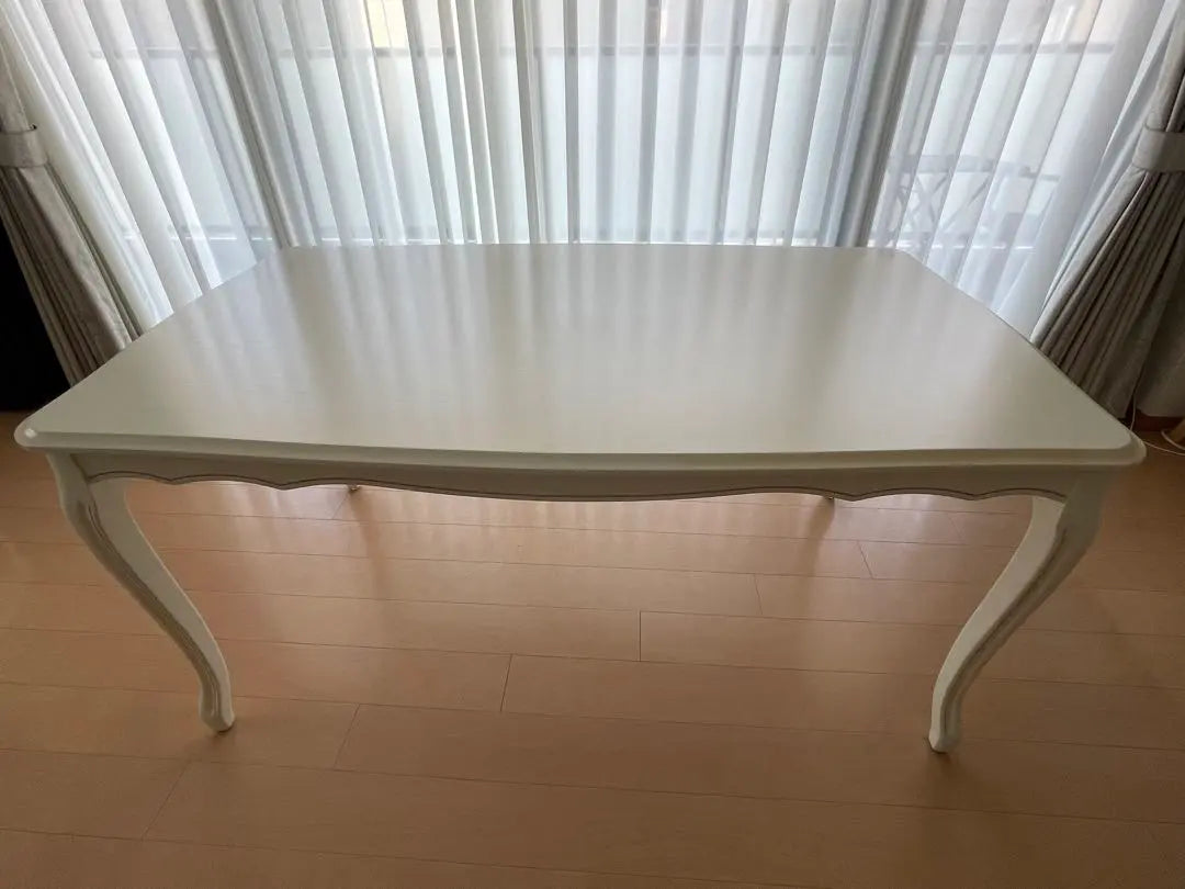 Mesa de comedor con patas de gato de Laura Ashley, estilo provenzal