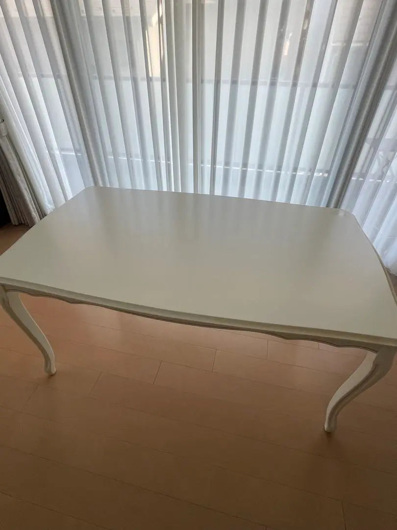 Mesa de comedor con patas de gato de Laura Ashley, estilo provenzal