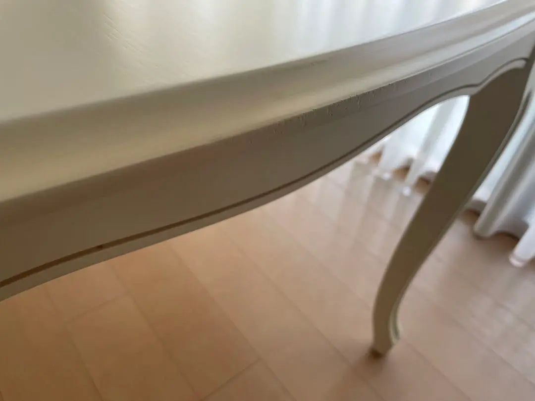 Mesa de comedor con patas de gato de Laura Ashley, estilo provenzal