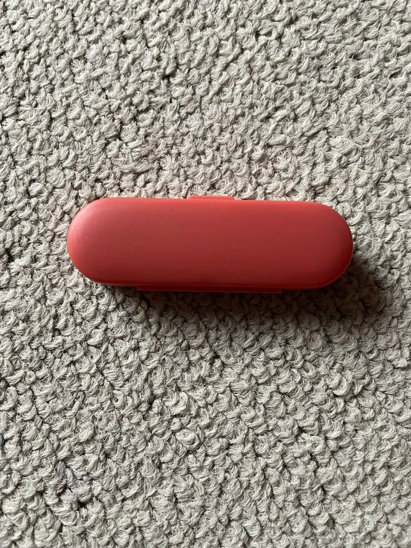 Estuche magnético portátil Vermilion para suplementos, fabricado en plástico