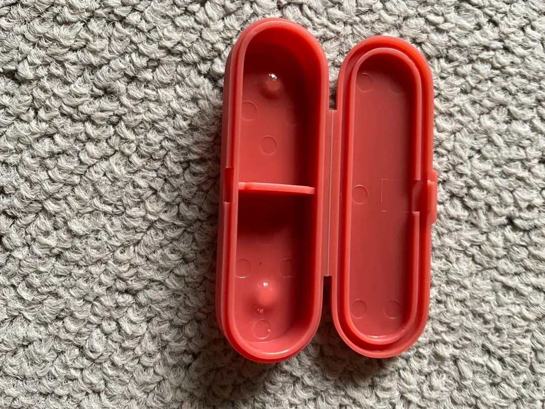 Vermilion Portable Magnetic Supplement Case Made of Plastic