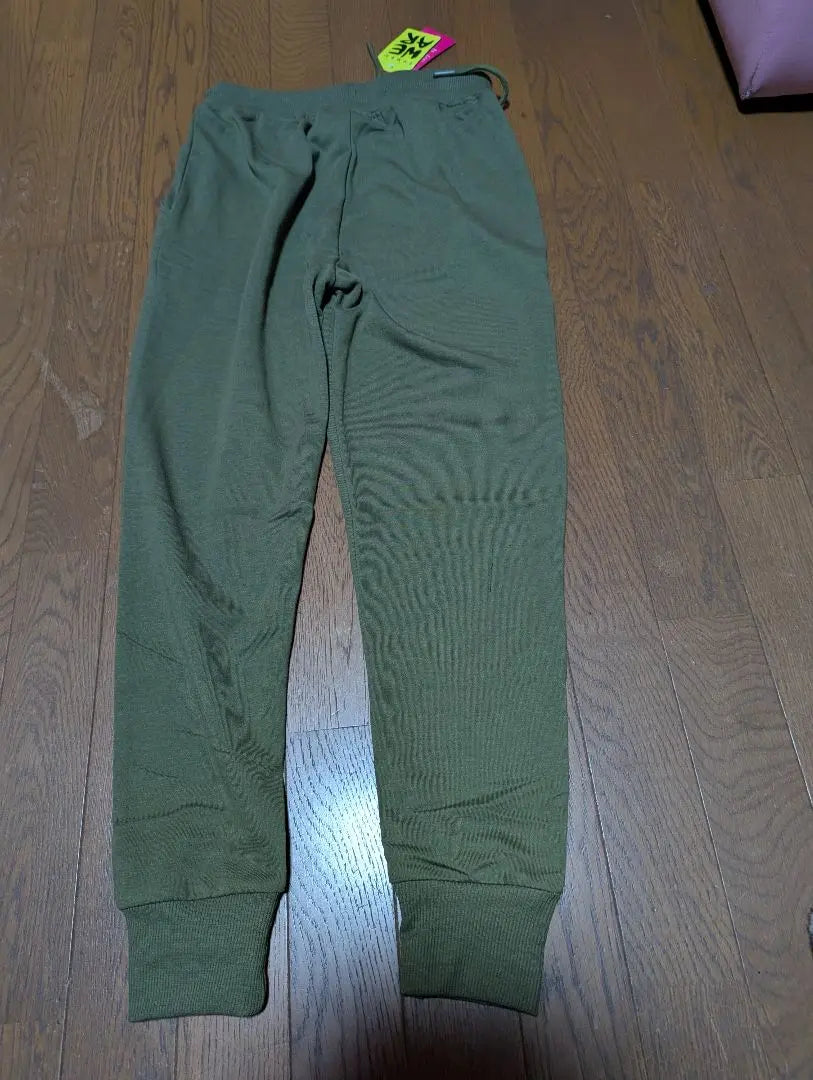 I bought Zun Basette Pants but they were small so I'm selling them. Size S is new and used without any use