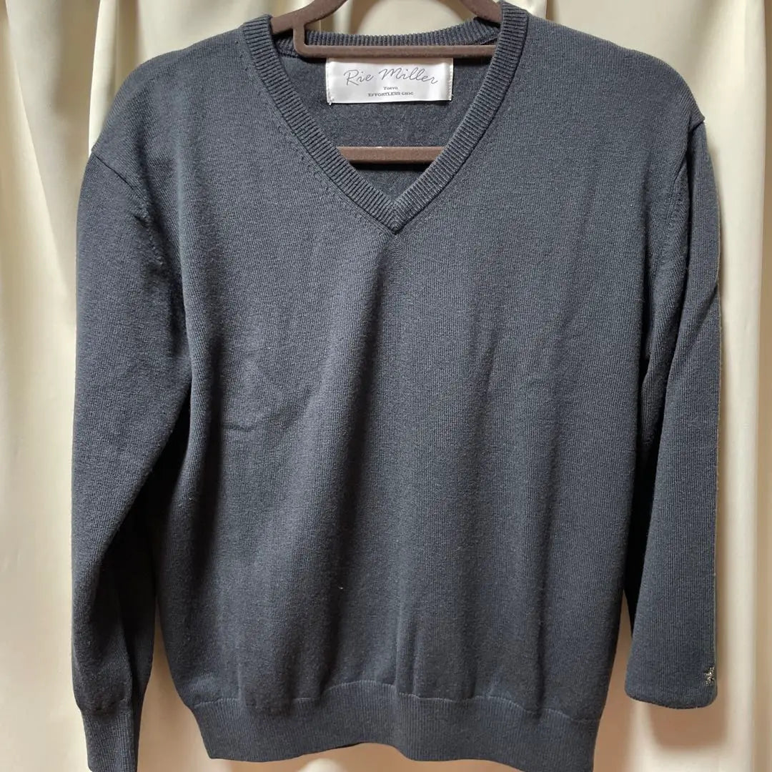 [Good condition] Dark gray V-neck sweater with star embroidery, 100% wool