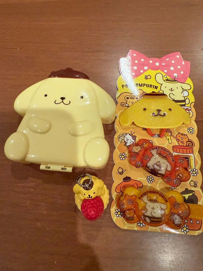 Set de artículos de pudín con pompones de Sanrio