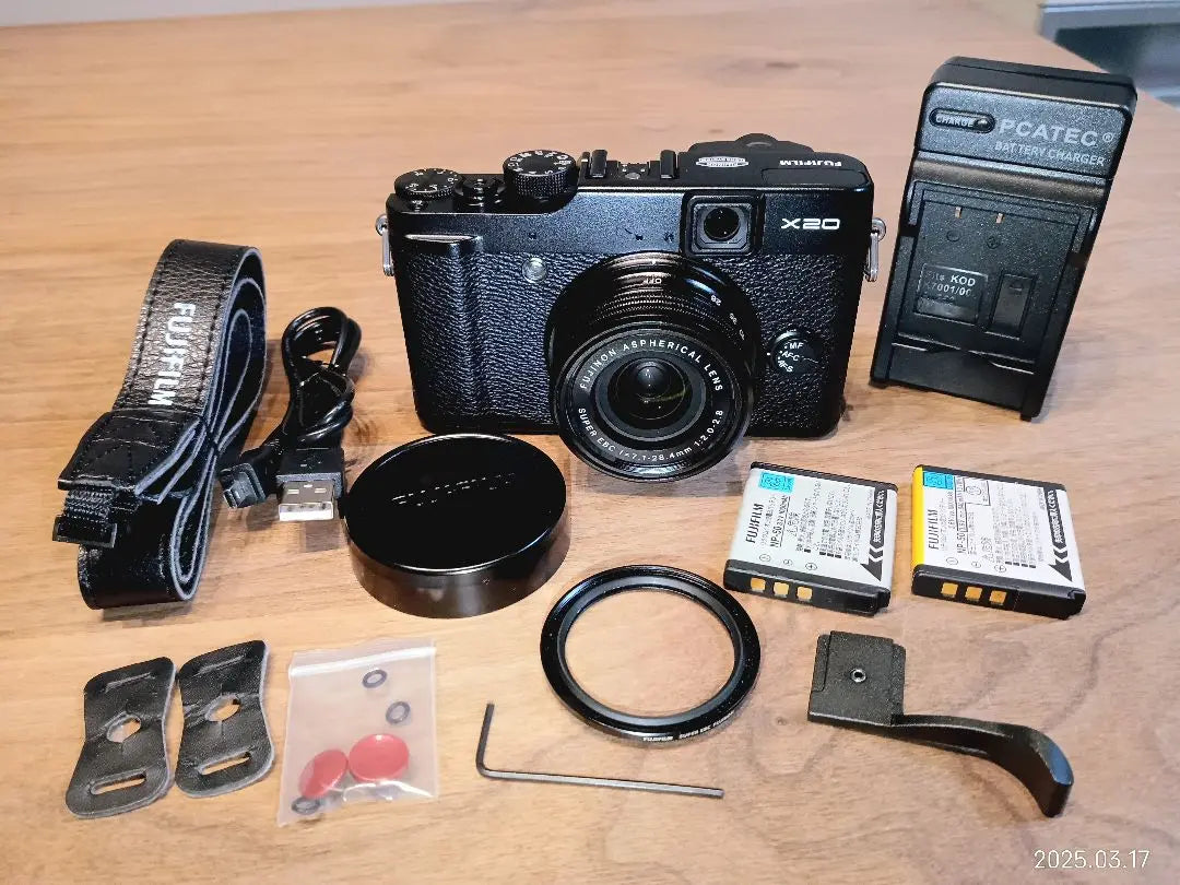 [2 genuine batteries + genuine lens filter included] Superb condition FUJIFILM X20