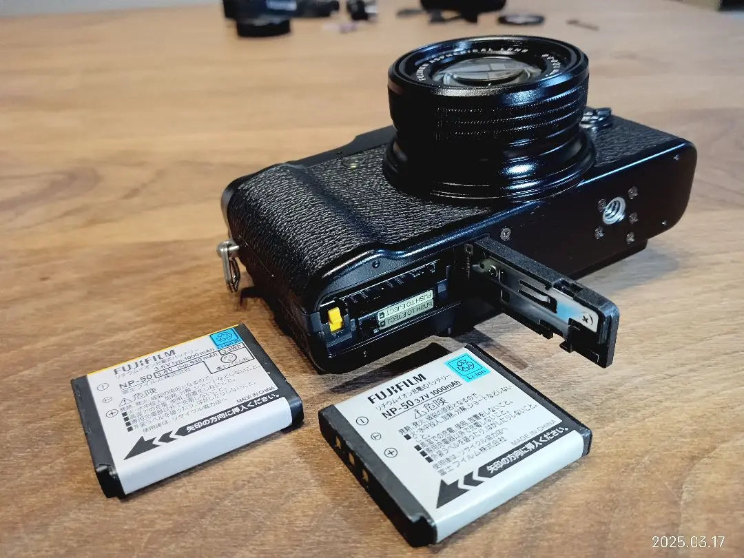 [2 genuine batteries + genuine lens filter included] Superb condition FUJIFILM X20