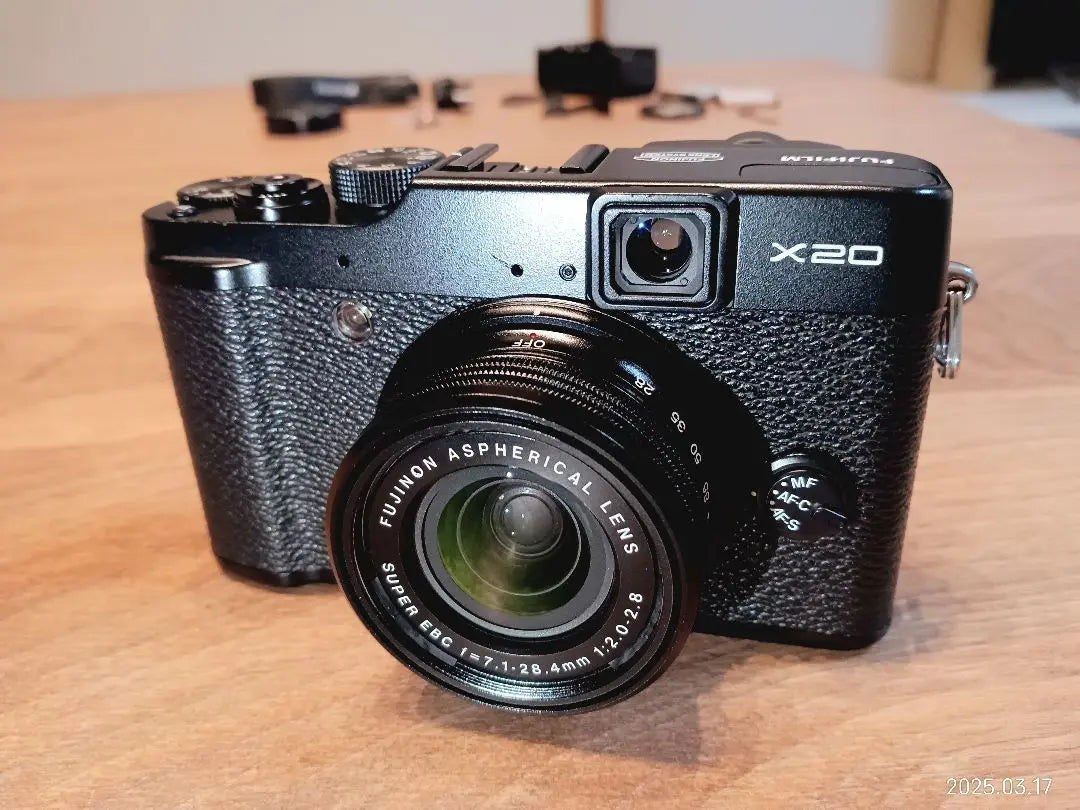 [2 genuine batteries + genuine lens filter included] Superb condition FUJIFILM X20