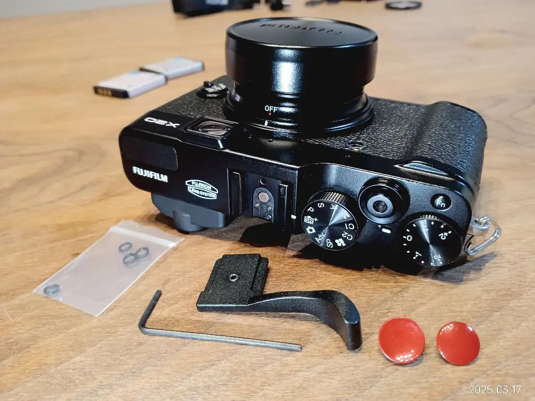 [2 genuine batteries + genuine lens filter included] Superb condition FUJIFILM X20