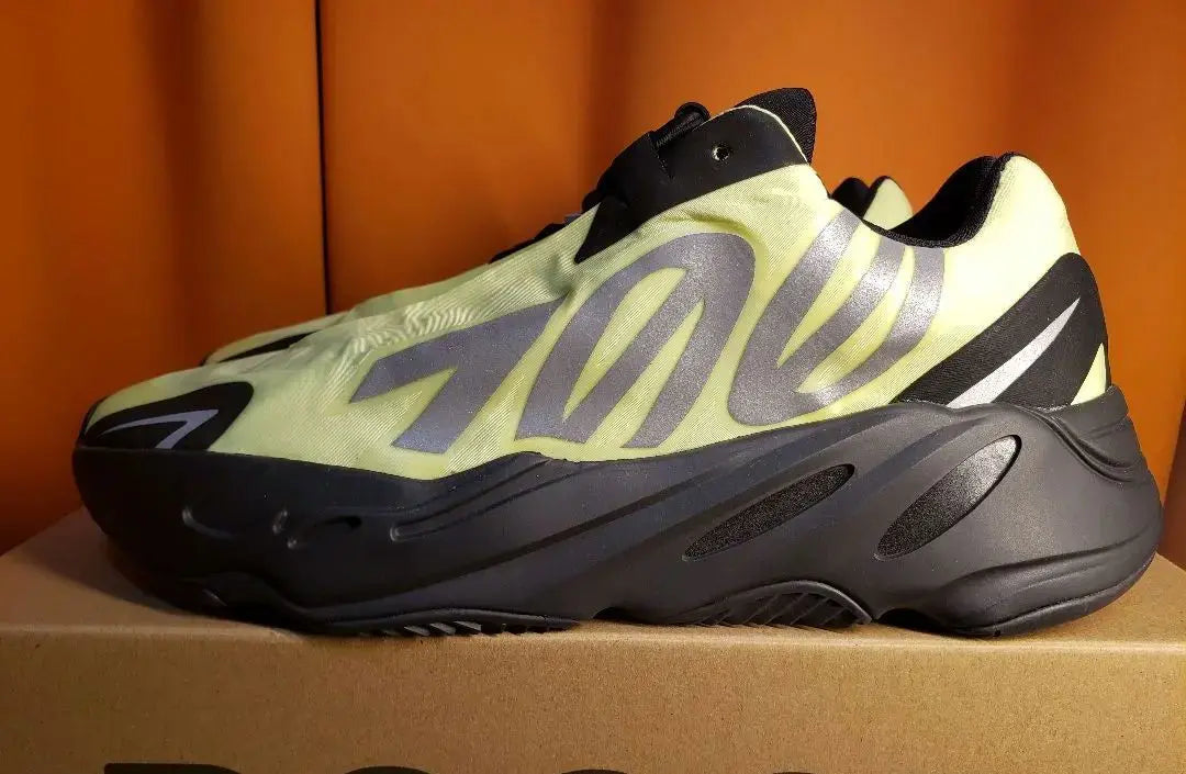 adidas YEEZY Boost 700 MNVN "Fósforo"