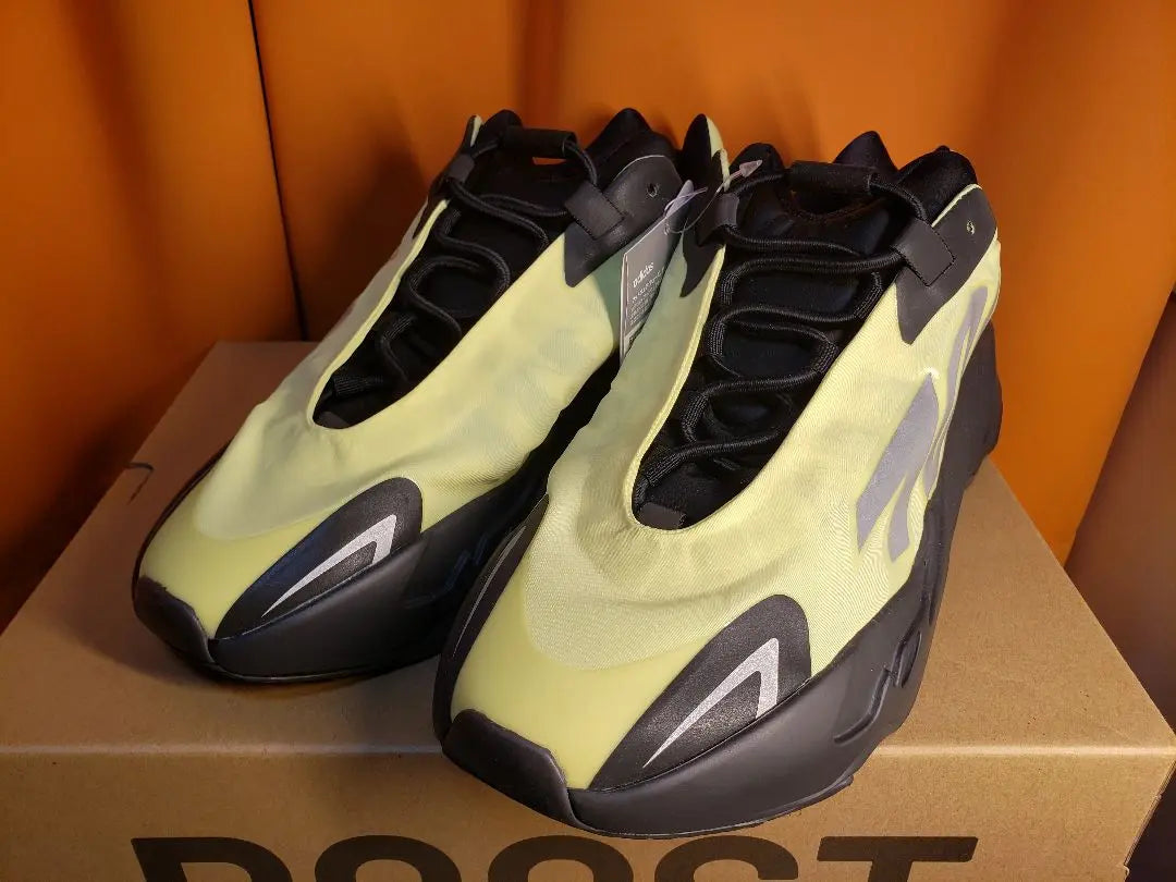 adidas YEEZY Boost 700 MNVN "Fósforo"