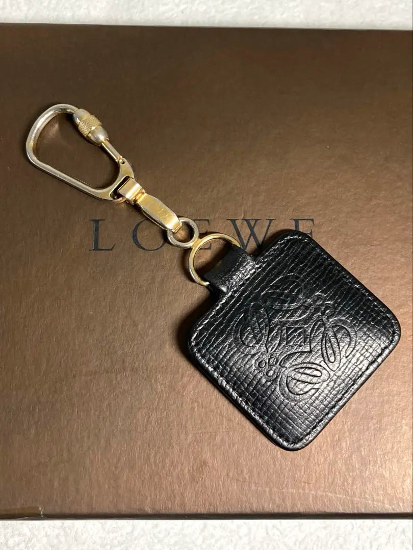 Llavero de piel con anagrama de Loewe, llavero con abalorios en color negro