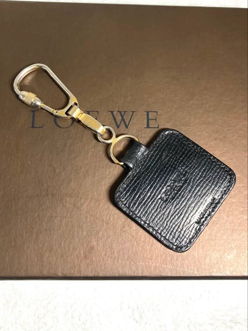 Llavero de piel con anagrama de Loewe, llavero con abalorios en color negro