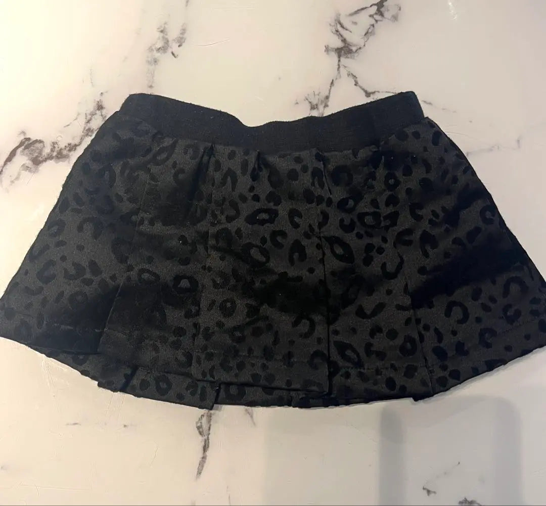 Falda negra con estampado de leopardo 90cm