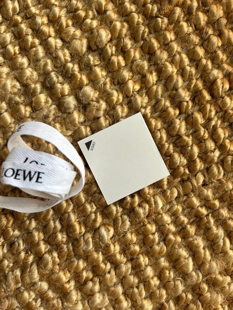 Conjunto de cinta y etiqueta con el logotipo de LOEWE