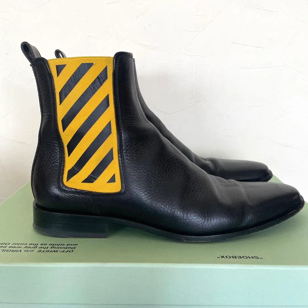 OFF-WHITE Botas Chelsea de piel color blanco roto Botas con cinchas laterales