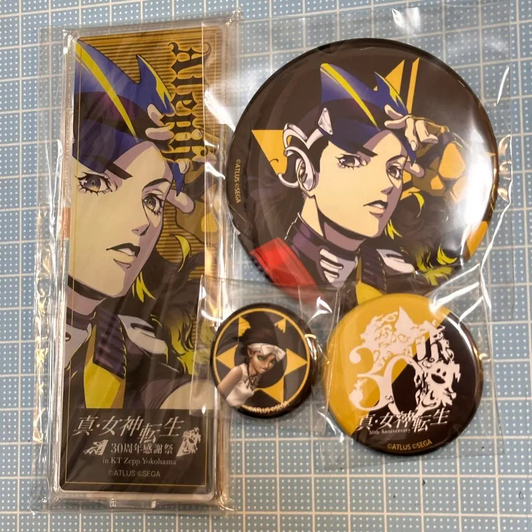 Soporte acrílico para insignias de lata de lotería del evento de Acción de Gracias del 30.° aniversario de Shin Megami Tensei Aleph