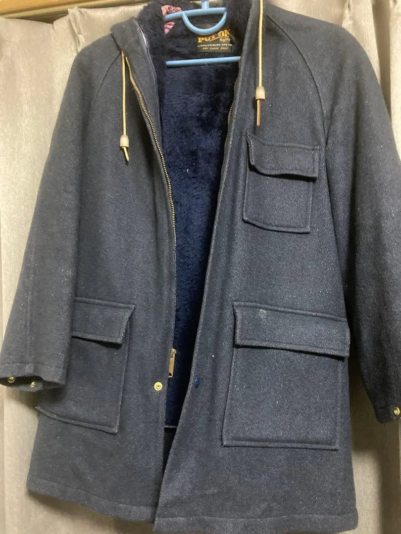 [put on shop] Put on shop thick coat