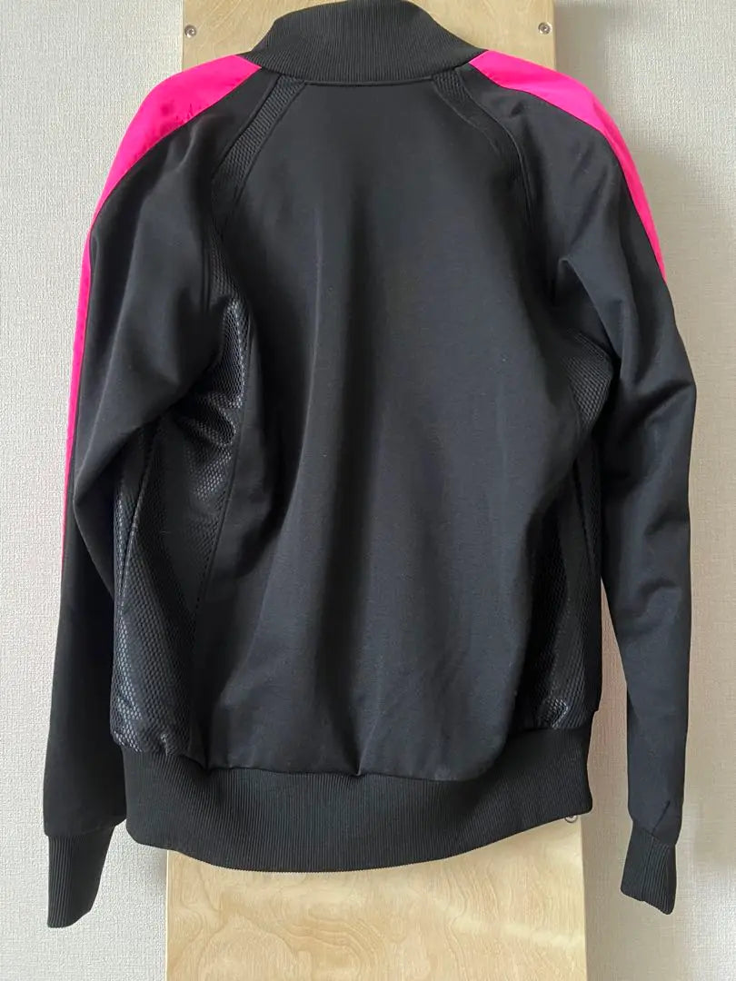 Chaqueta vintage con cremallera PUMA negra y rosa fabricada en Japón