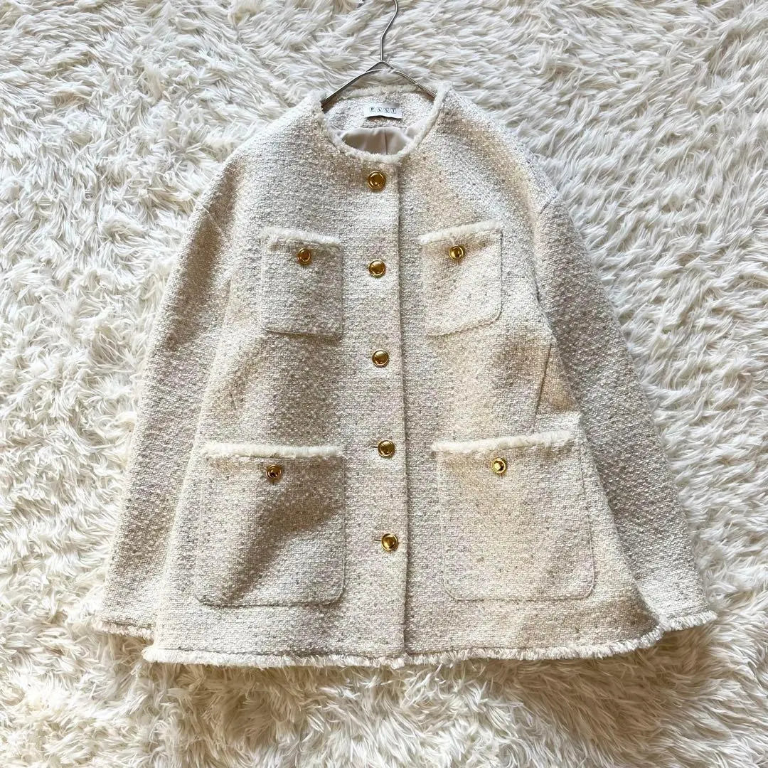 Pole beauty ✨ Sold out Plus Tweed No Color Jacket Gold Button White M