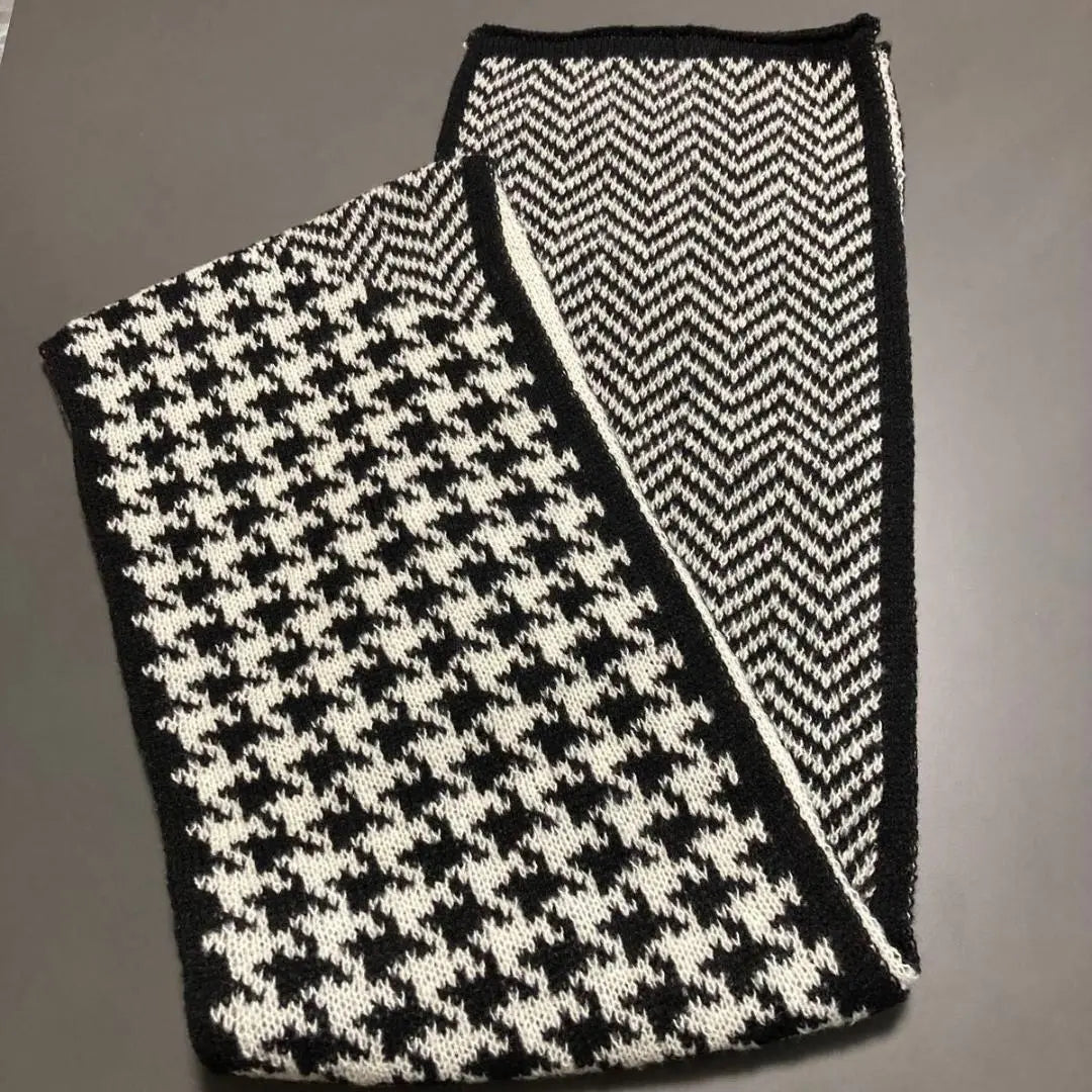 Scarf, black and white, houndstooth pattern, cold protection, autumn/winter, simple, snood, knitted stole