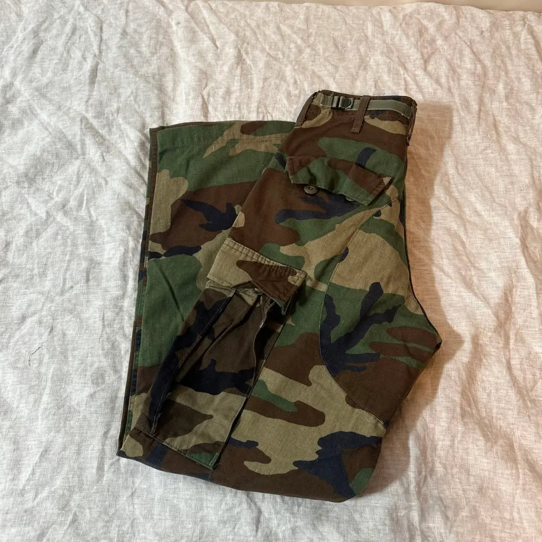 Pantalones cargo de camuflaje con cintura ajustable.