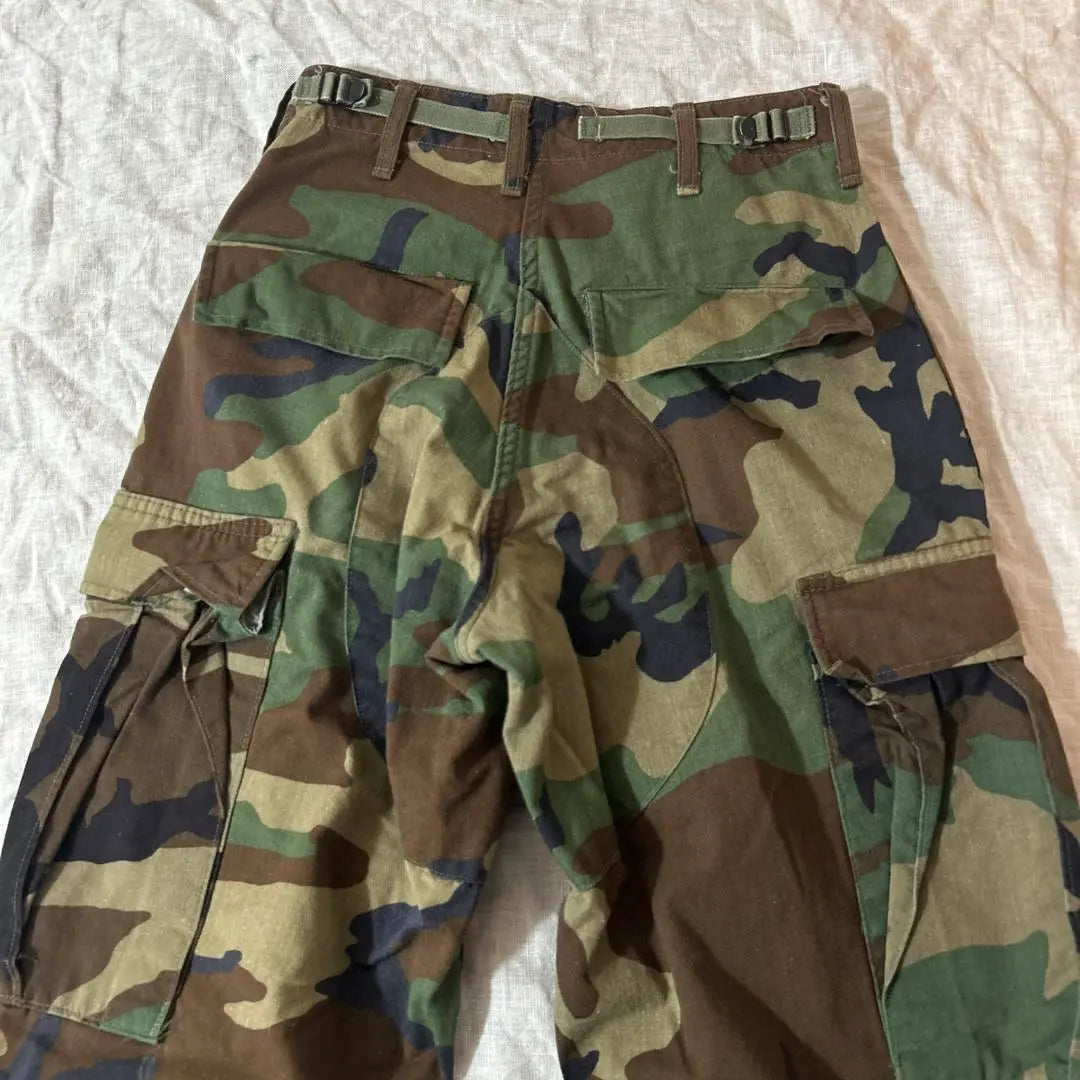 Pantalones cargo de camuflaje con cintura ajustable.