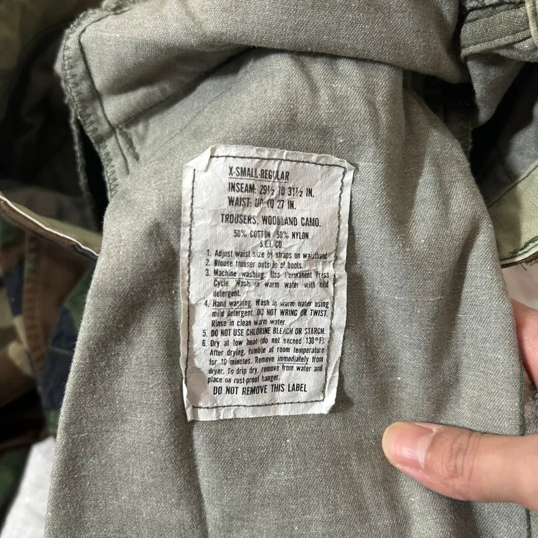 Pantalones cargo de camuflaje con cintura ajustable.