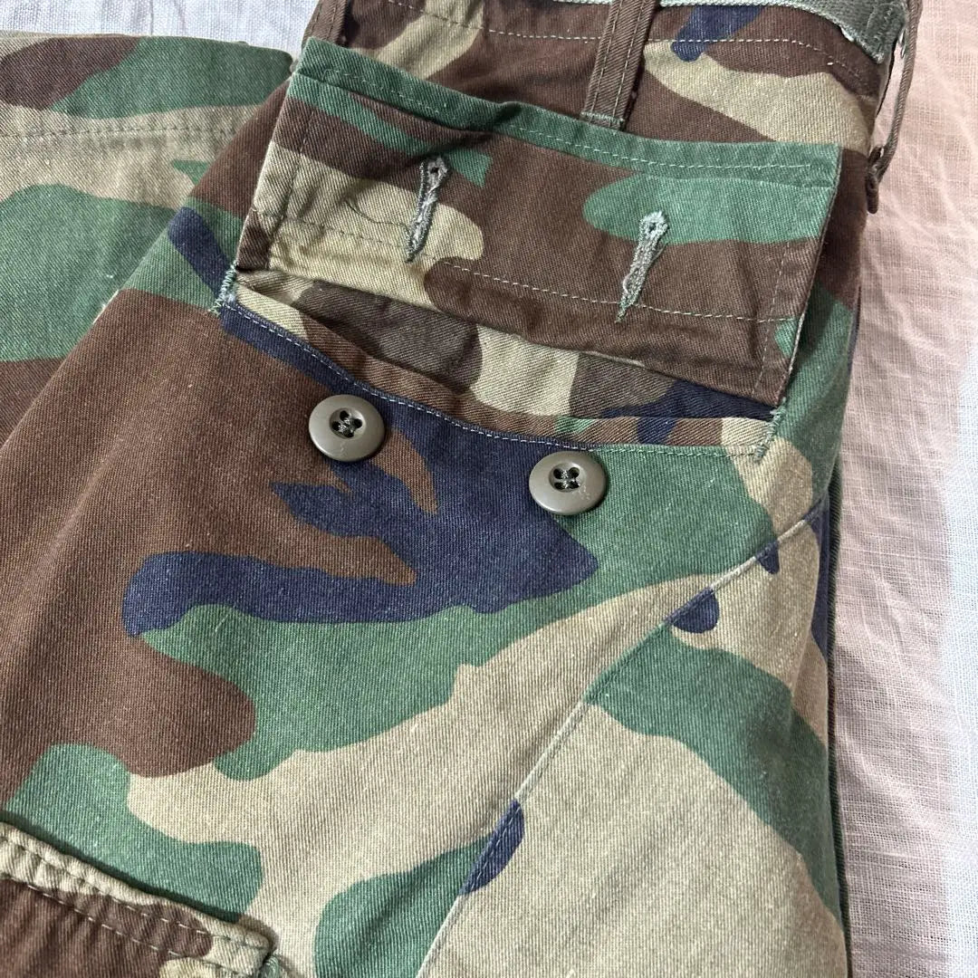 Pantalones cargo de camuflaje con cintura ajustable.