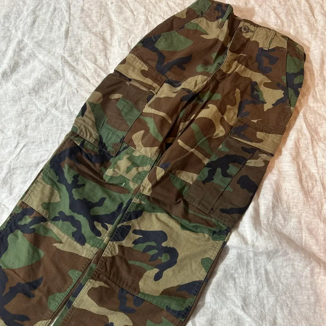 Pantalones cargo de camuflaje con cintura ajustable.