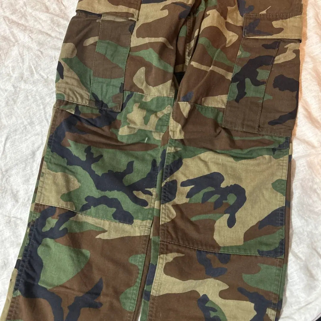 Pantalones cargo de camuflaje con cintura ajustable.