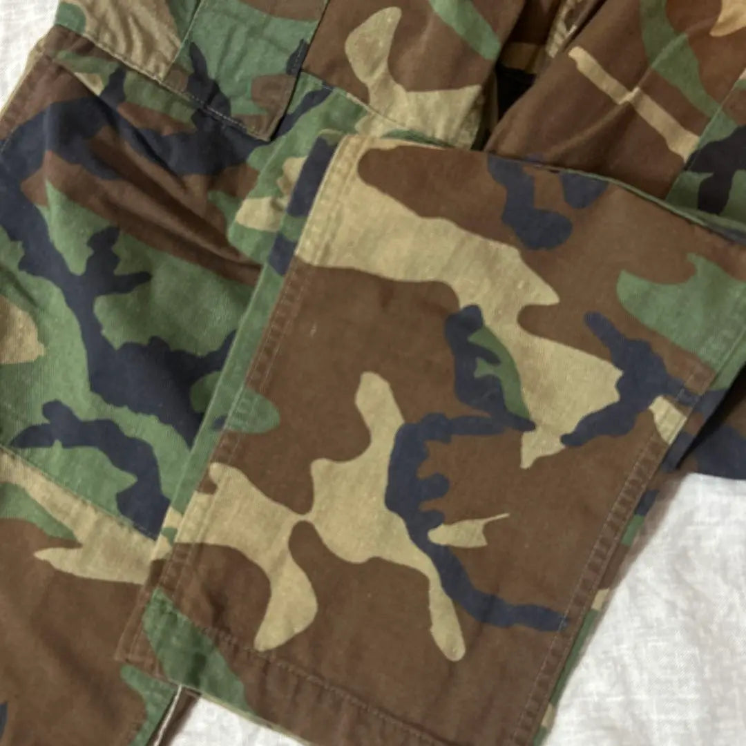 Pantalones cargo de camuflaje con cintura ajustable.