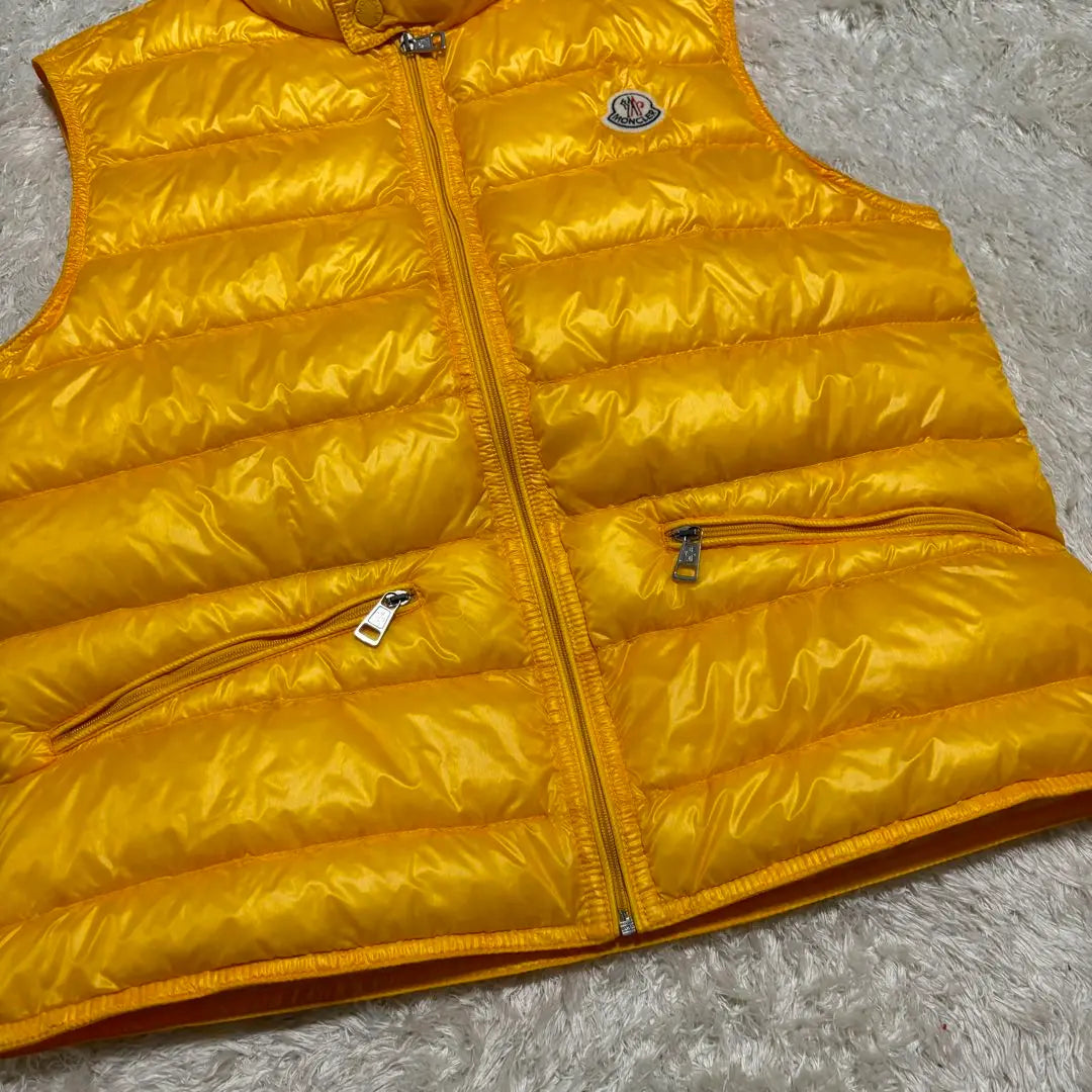 Chaleco de plumas MONCLER GUI en buen estado, amarillo 2