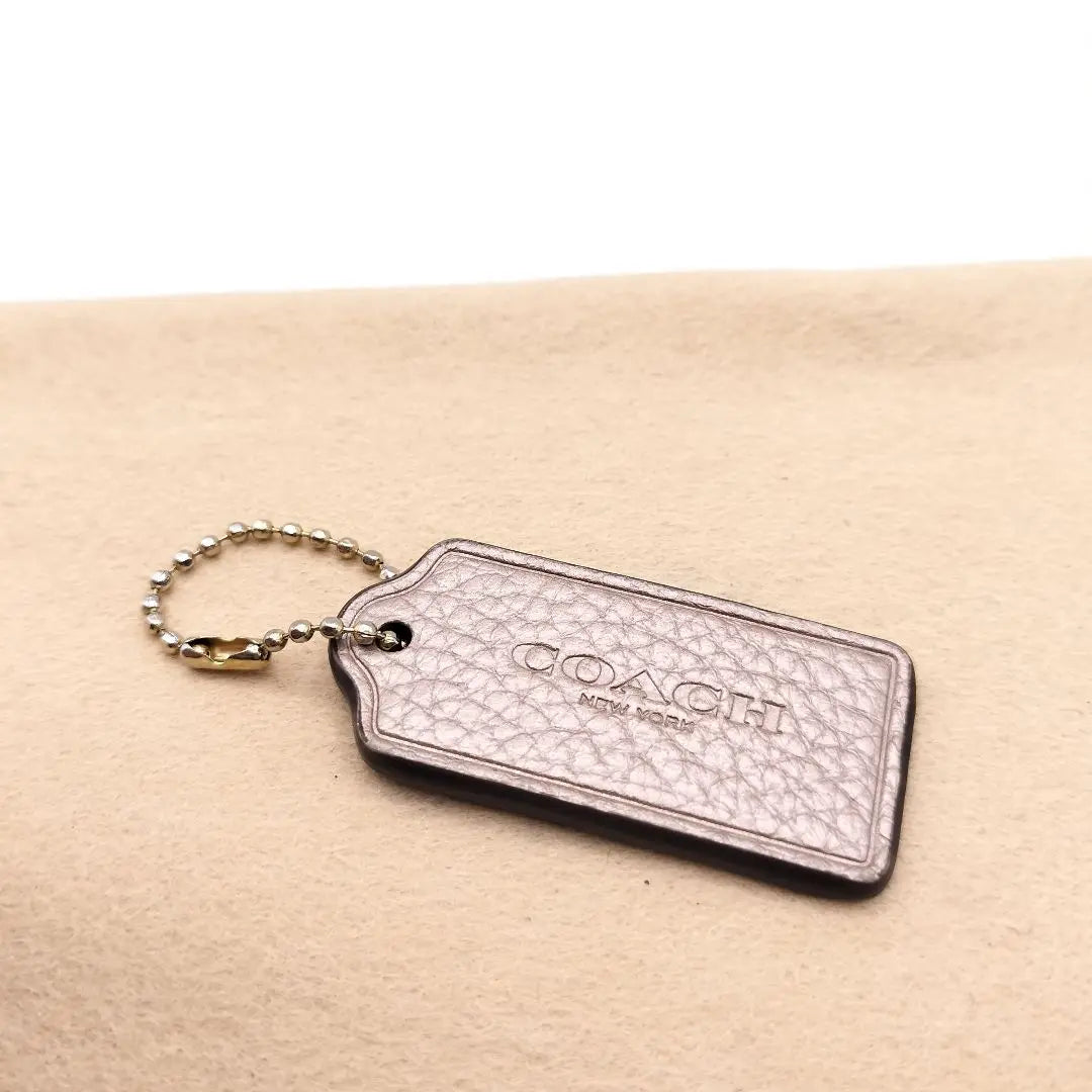 Coach Charm para bolso placa con logo de cuero dorado champán | コーチ チャーム バッグチャーム ロゴプレート レザー シャンパンゴールド